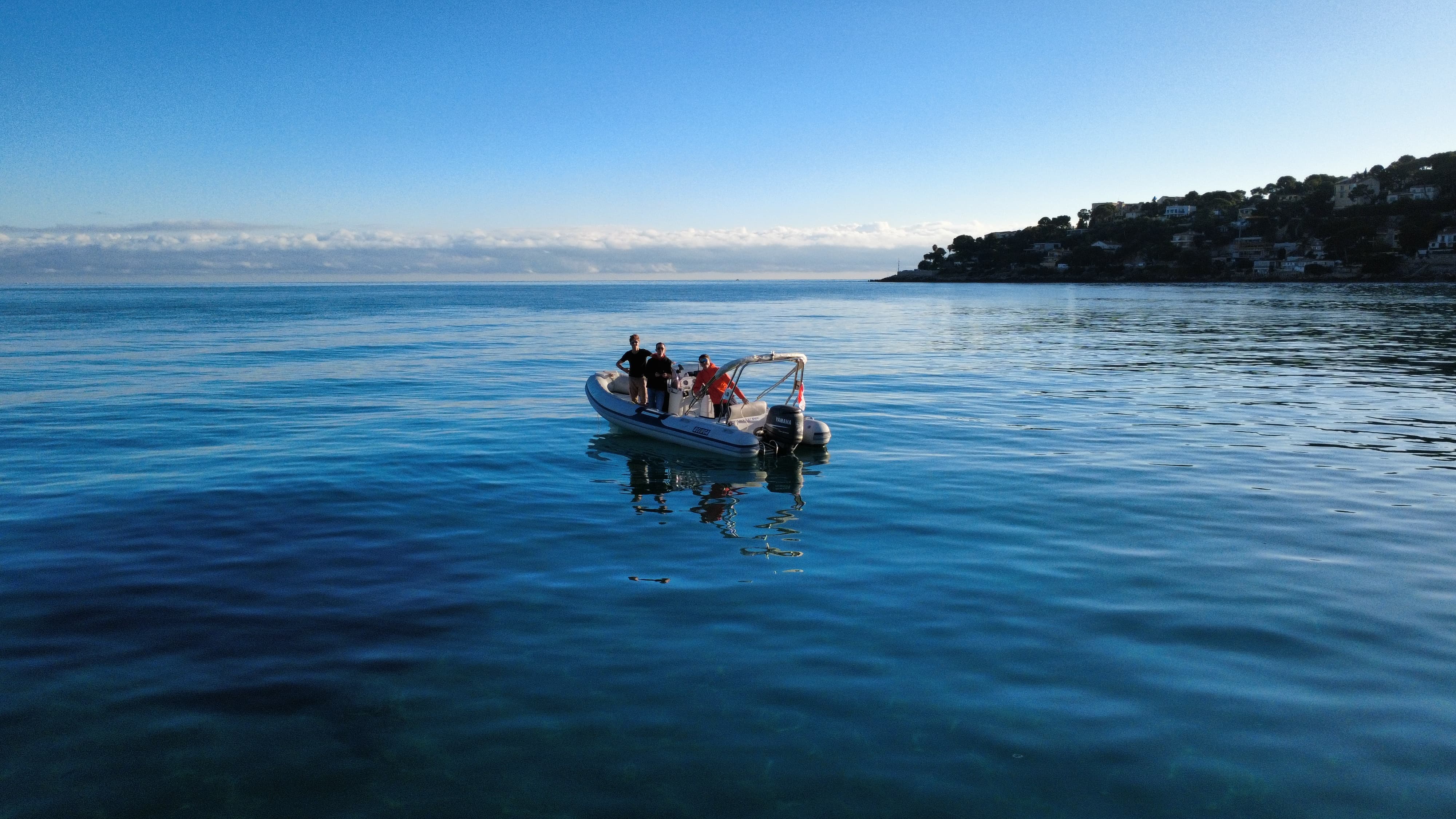 Lili Asteby vue du ciel sur une mer calme