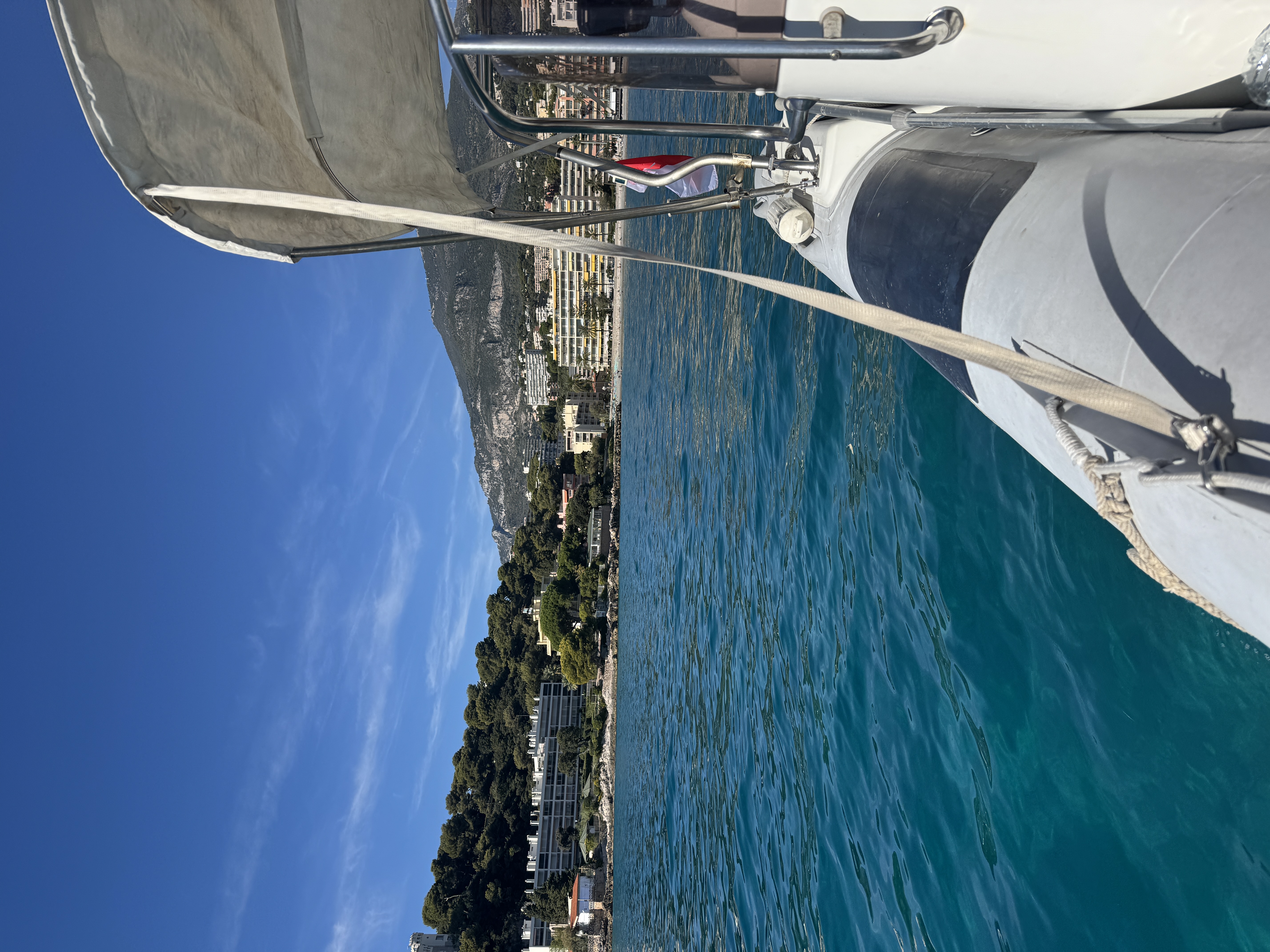 Vue depuis le bateau sur la côte monégasque
